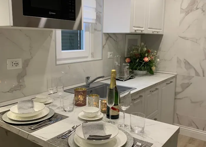 6 Al Apartment Rom